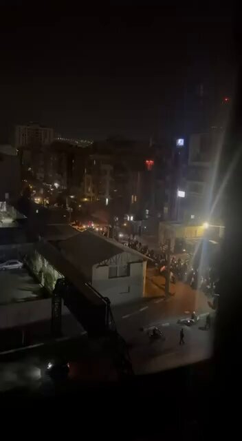 شعار "مرگ بر آمریکا، مرگ بر اسرائیل" هواداران حکومت در پونک #تهران در قالب راهپیمایی عزاداری برای مرگ خامنه‌ای ویدیوی دریافتی: 'شنبه ۱۶ اسفند ساعت ۲۰:۵۰'