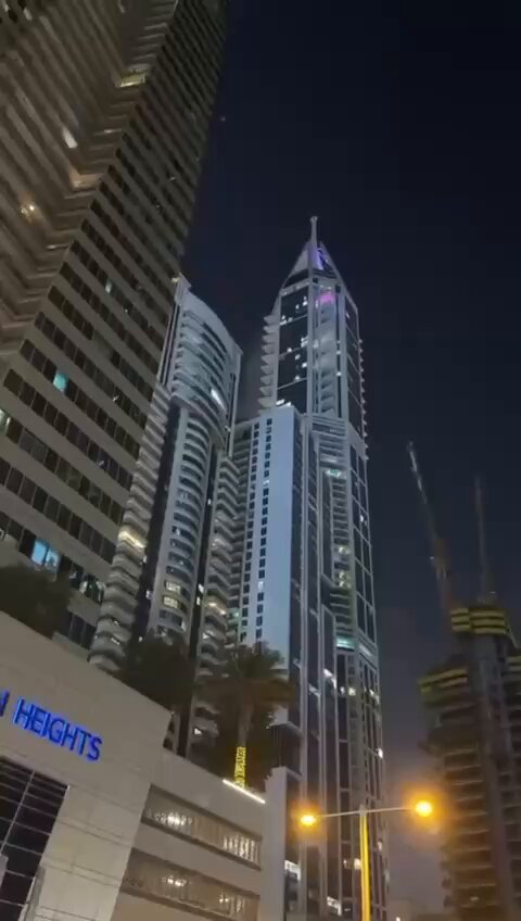 İran, Dubai'de bir noktaya saldırdı.