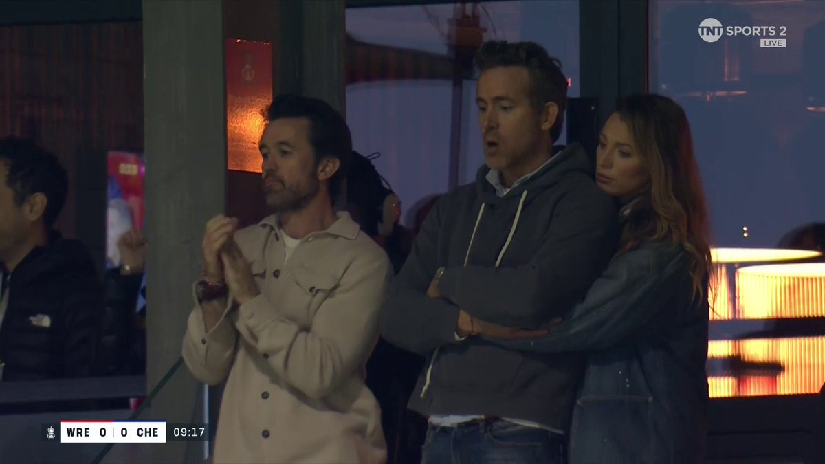 Ryan Reynolds and Rob McElhenney react to a short break in play allowing Chelsea's Mamadou Sarr to break his fast during Ramadan 👏 📺 TNT Sports & discovery+ UK