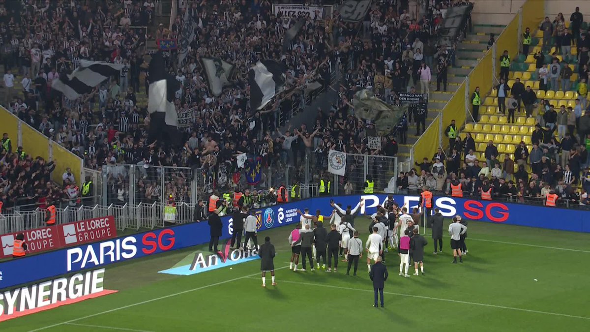 📣 La belle célébration entre joueurs et supporters d'Angers à La Beaujoire ! #FCNSCO ⁠#Ligue1Plus #SportsTiktok #Ligue1