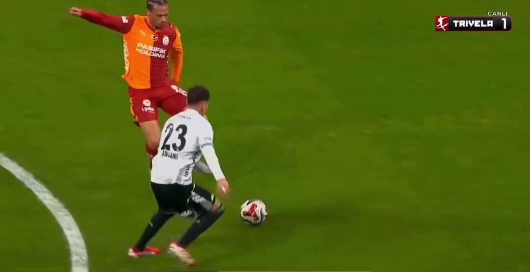 Galatasaray SK Bu ne peki ? Adamın hayatını bitirir. Nerede kırmızı kart ?