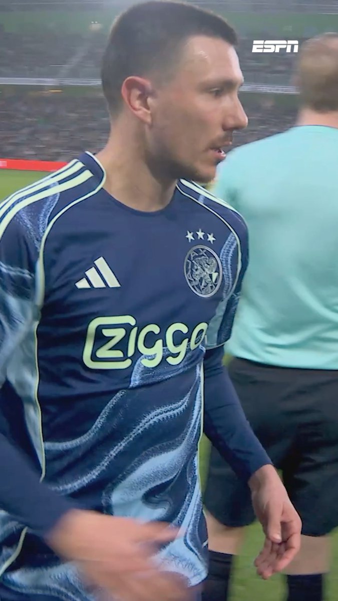 Opmerkelijk: Steven Berghuis zoekt grensrechter op na wissel 😳 #groaja