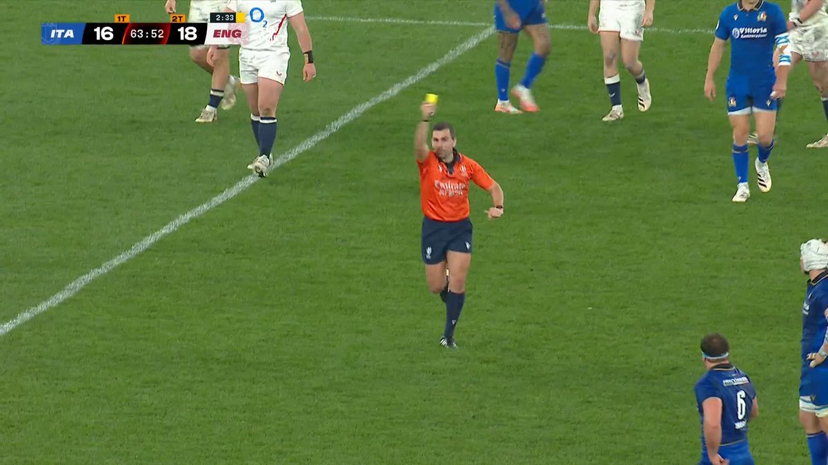 England down to 13! Maro Itoje is the latest offender to be sent to the sin bin 🟨 #GuinnessM6N