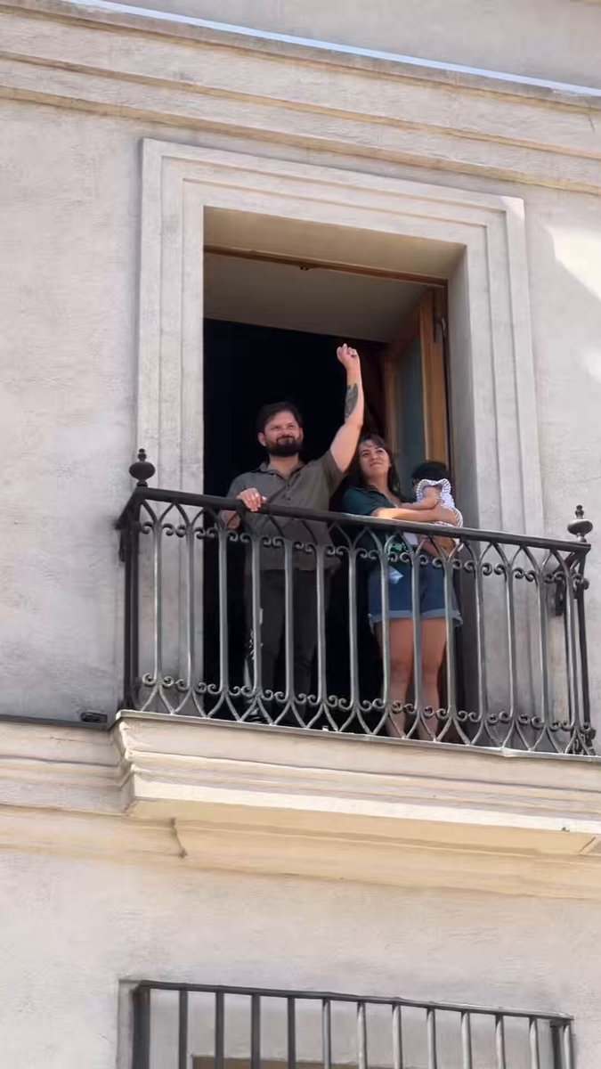 Qué emocionante ver la Plaza de la Constitución repleta y recibir el cariño de tanta tanta gente. Agradezco cada uno de los abrazos, cartas y regalos, que con tanto amor, nos entregaron a mí y mi familia. Recibo con humildad y profundo orgullo sus agradecimientos por las pensiones, el Copago Cero, el Plan de Búsqueda o la Ley TEA. He recorrido Chile entero, de sur a norte, de cordillera a mar, y siempre me he encontrado con ustedes, el pueblo que construye patria día a día. Nuestra lucha sigue por un país más justo, igualitario y digno para todas y todos. Seguimos, siempre seguimos!