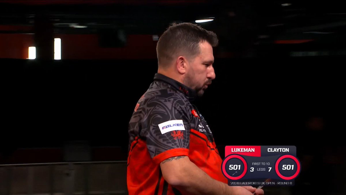 CLAYTON IN CONTROL! Jonny Clayton is closing in on a place in the quarter-finals! The Welsh number one fires in a 13-darter to lead Martin Lukeman 7-3! Live Scores & Streaming 📲 #UKOpenDarts | R6