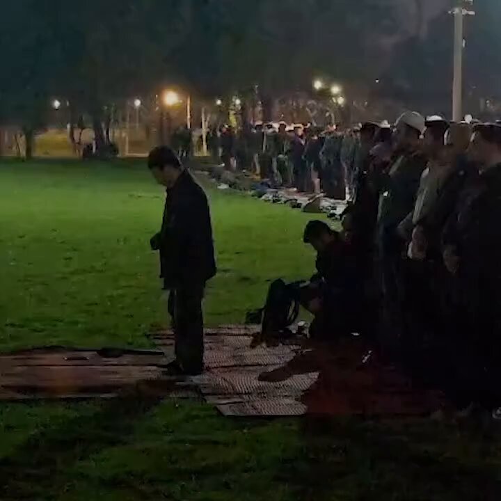 Burası Yıldız Teknik Üniversitesi. Aynı görüntüler İstanbul ve Boğaziçi Üniversiteleri başta olmak üzere birçok üniversitemizde yaşanıyor. Üniversitelerimizi fuhuş ve terör yuvası olmaktan kurtarıyor, özüne kavuşturuyoruz. Allah’a şükürler olsun. Allah’ın izni ile: Kör dünyanın göbeğine Hak yol İslâm yazacağız. Kuşların gözbebeğine Hak yol İslâm yazacağız. Yola, ağaca, pınara Esen yele, yağan kara Yağmur yüklü bulutlara Hak yol İslâm yazacağız. Koç burcuna, yay burcuna Bebeklerin avucuna Minarelerin ucuna Hak yol İslâm yazacağız. Bucak bucak, köşe köşe Kara taşa, kor ateşe Yıldıza, Ay’a, Güneş’e Hak yol İslâm yazacağız. Askerlerin miğferine Kağnıların tekerine Buda’nın tunç heykeline Hak yol İslâm yazacağız. Her kapının eşiğine Her sofranın kaşığına Balaların beşiğine Hak yol İslâm yazacağız. Herkes duyacak, bilecek Saklanmaz gayrı bu gerçek Yaprak yaprak, çiçek çiçek Hak yol İslâm yazacağız. Abdurrahim Karakoç
