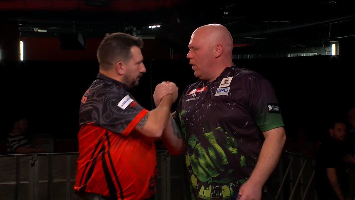 CLAYTON INTO THE QUARTERS! 🏴 Jonny Clayton defies some late errors on the outer ring to topple Martin Lukeman and become the first player through to this year's UK Open quarter-finals! Live Scores & Streaming 📲 #UKOpenDarts | R6