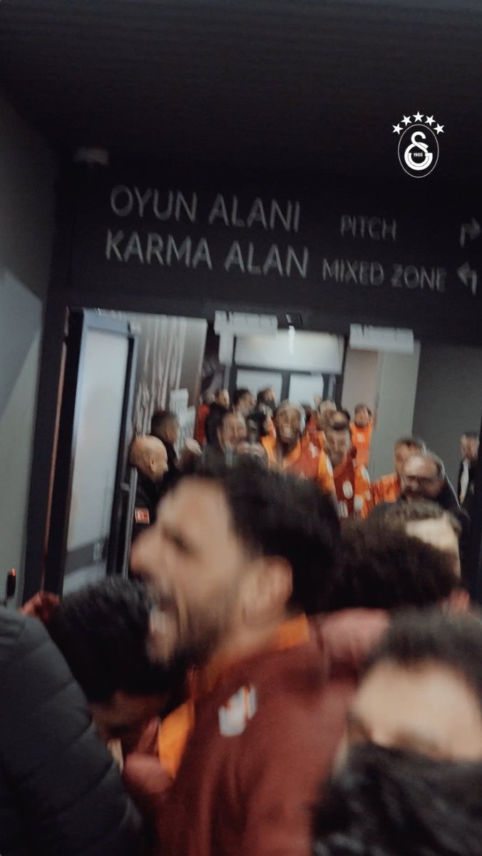 Klasikleşen maç sonu koridor sevincimizin bu seferki adresi Beşiktaş! 🔥 ℹ️ Bu karşılaşmanın hiçbir yerde izleyemeyeceğiniz tüm detayları çok yakında Galatasaray YouTube Sarı-Kırmızı Paket’te yayında olacak! 📲 Hemen Sarı-Kırmızı Paket üyesi olmak için: