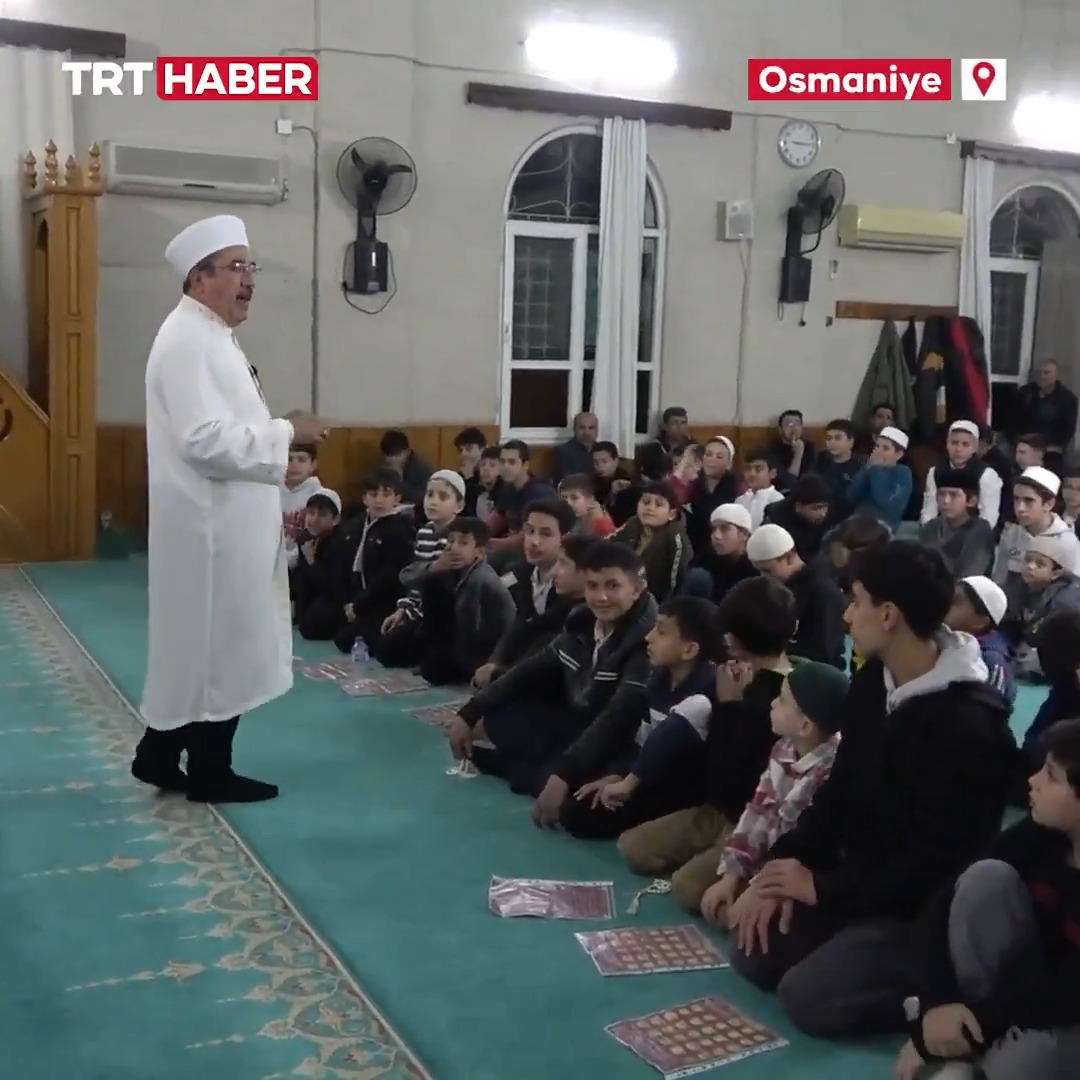 Teravih sonrası camide çocuk sesleri yankılanıyor. Osmaniye Selahaddin Eyyubi Camii’nde yaklaşık 120 çocuk teravih namazında buluşuyor. Teravih sonrası ilahiler söylenip oyunlar oynanıyor. 20 gün boyunca teravihe katılan çocuklara hediyeler verilecek, büyük ödül ise bisiklet.
