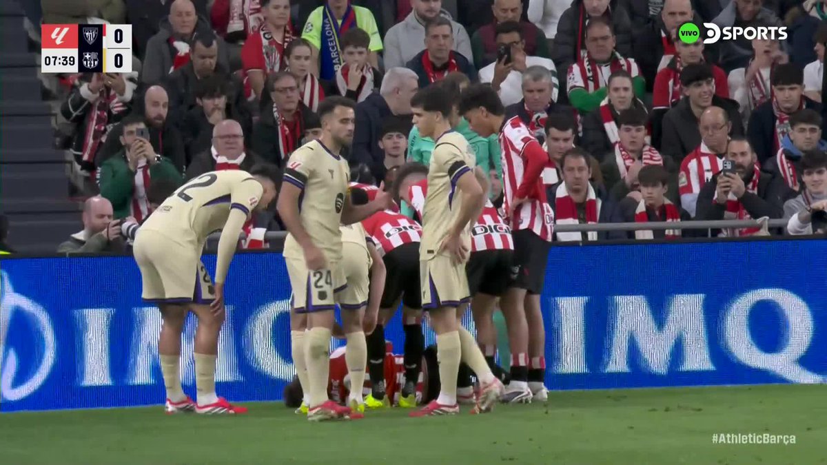 🚨 Problema para el Bilbao A los 10' del primer tiempo, Unai Gómez salió muy dolorido tras una jugada con Marc Bernal: apoyó mal la rodilla y no pudo seguir. En su lugar ingresó Robert Navarro ⚽️