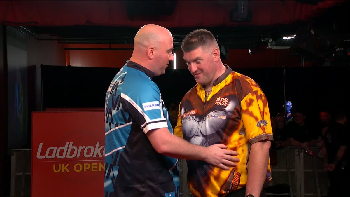 CROSS KO's GURNEY! Rob Cross marches on in Minehead! Following his deciding-leg victory over Mike De Decker earlier today, Cross overcomes Daryl Gurney to seal his spot in the last eight! Live Scores & Streaming 📲 #UKOpenDarts | R6