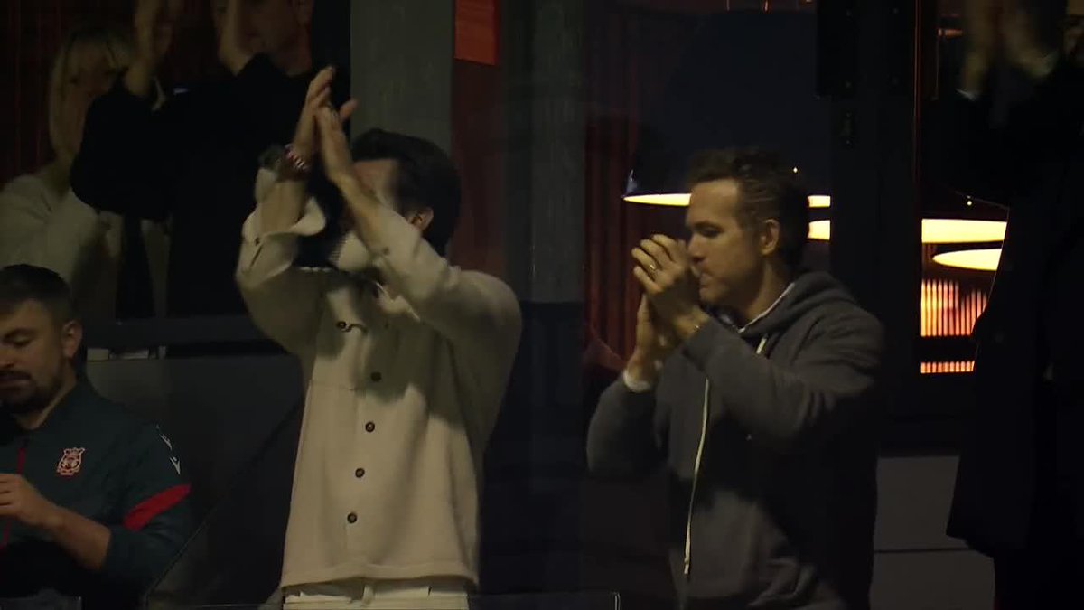 Ryan Reynolds, Rob McElhenney and Wrexham fans applauding their 10-man side's hard fought performance vs. Chelsea despite the loss 👏
