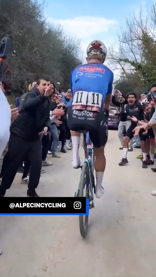 ⚠️ Atención, niños, no intentéis esto en casa 🏇 El caballito de Tibor Del Grosso que hizo enloquecer al público en uno de los tramos más difíciles de #StradeBianche