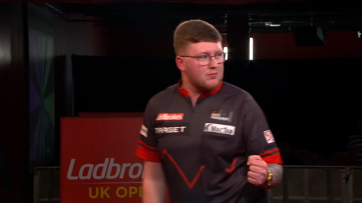 BRILLIANT FROM BARRY! 🇮🇪 Keane Barry conjures up a delightful 130 finish on the bull to regain the initiative against Gerwyn Price on Stage Two! Live Scores & Streaming 📲 #UKOpenDarts | R6