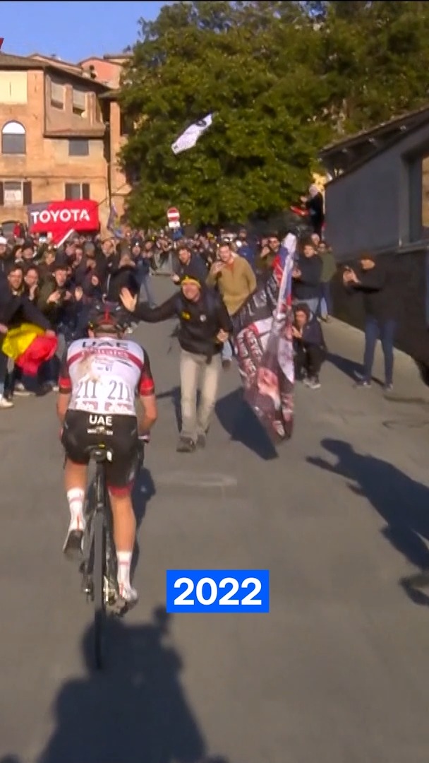 😉 Si funciona no lo toques, y eso Tadej Pogacar lo sabe a la perfección 👏 El curioso ritual que se ha cumplido en las 4 victorias en #StradeBianche: darle la mano al mismo hombre