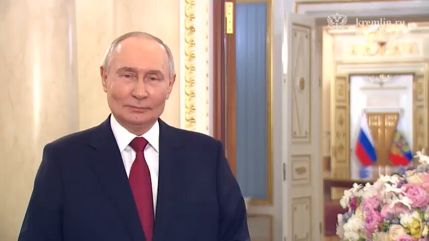 Кремль выложил в открытый доступ неотредактированное видеообращение Владимира Путина к женщинам в честь 8 марта. С отметки 2:52 Путин начинает кашлять, показывать на горло и просить дать ему воды: "Вы знаете, давайте-ка я ещё раз скажу, потому что першило"