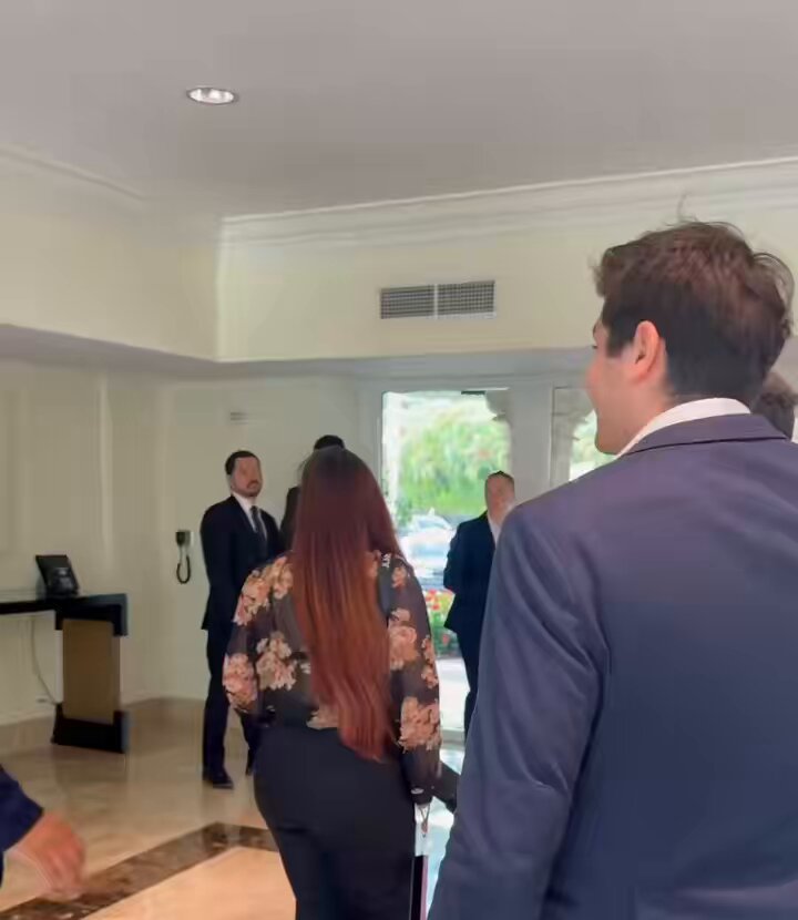 El maquiavélico Milei abrazando al fascista Vito Quiles como si de un hijo se tratara. España, por eso es más importante que nunca que en las próximas elecciones generales salgamos en masa a votar.