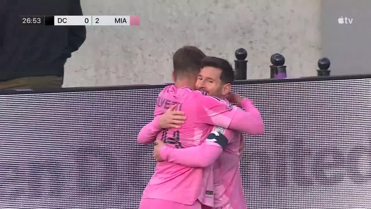 LEO MESSI MARCÓ UN GOLAZO Y QUEDÓ A UNO DE LLEGAR A LOS 900: la Pulga recibió la asistencia de Silvetti y definió con su zurda mágica en la victoria 2-1 de Inter Miami a DC United en la #MLS. 📺 Major League Soccer on Apple