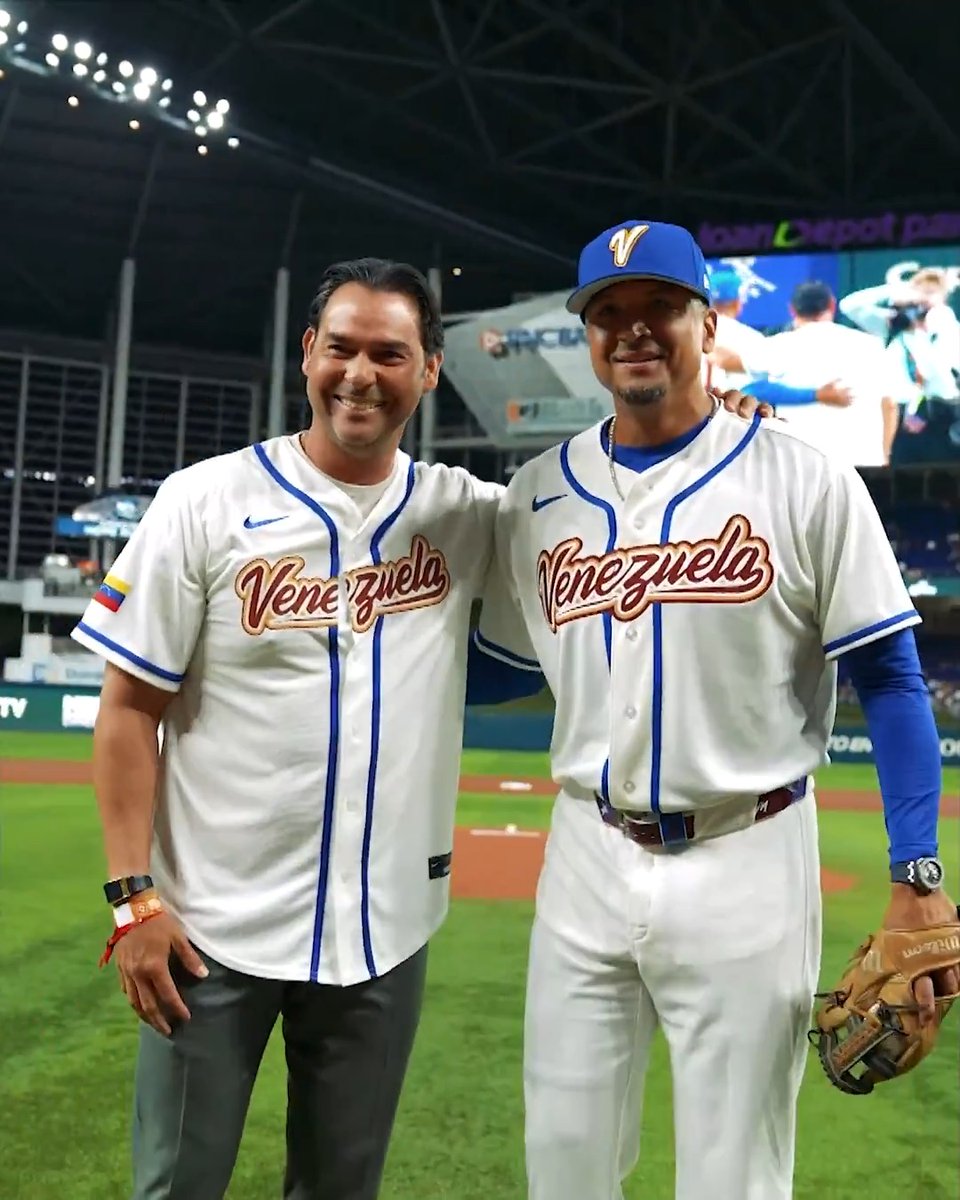 Back on our mound for tonight’s first pitch 🇻🇪 Always good seeing you, Aníbal 🙌