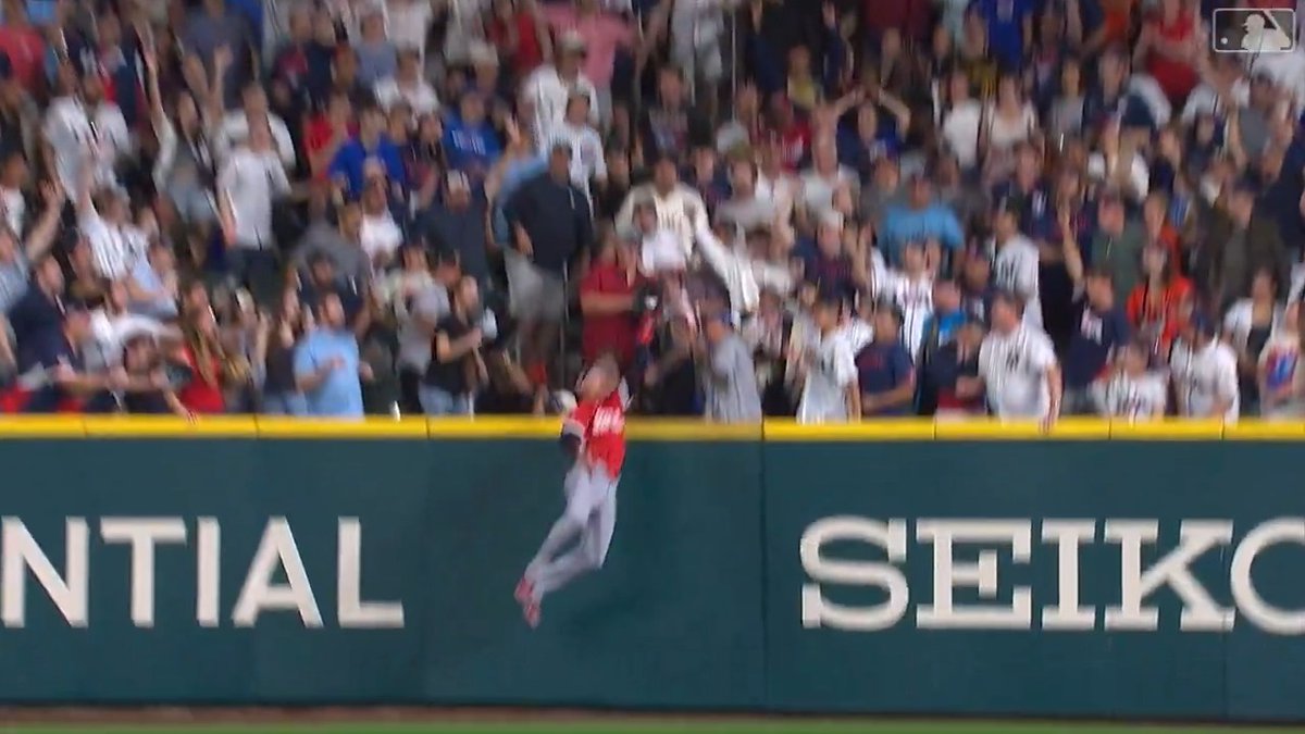 Early leader for catch of the World Baseball Classic?! 😤 Trayce Thompson takes a homer away from Will Smith!