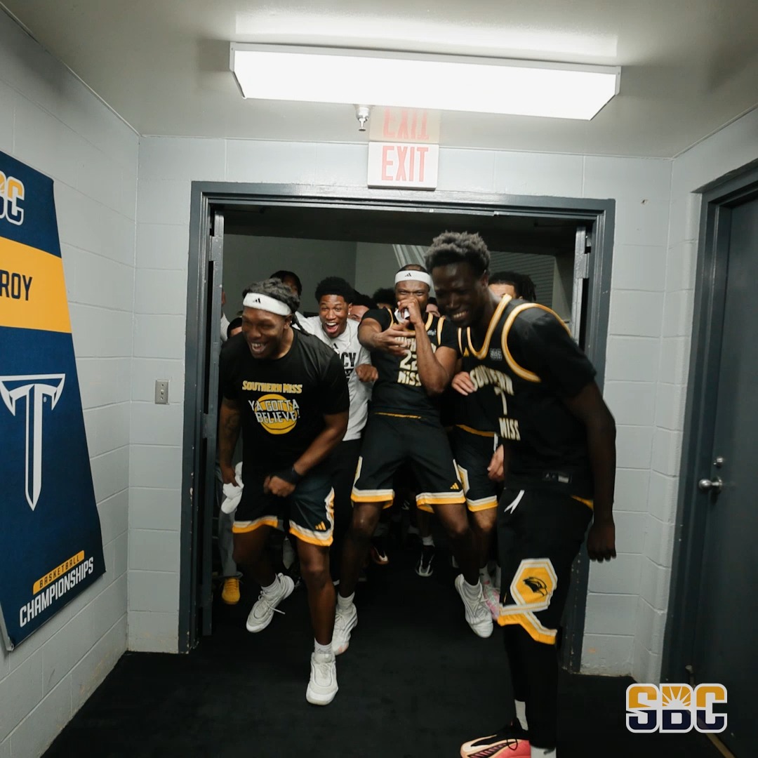 𝗚𝗢𝗟𝗗𝗘𝗡 𝗘𝗔𝗚𝗟𝗘𝗦 𝗞𝗘𝗘𝗣 𝗚𝗢𝗜𝗡𝗚. Southern Miss MBB moves on to the semifinals in Pensacola for the first time and stamps the bracket for the third day in a row. ☀️🏀