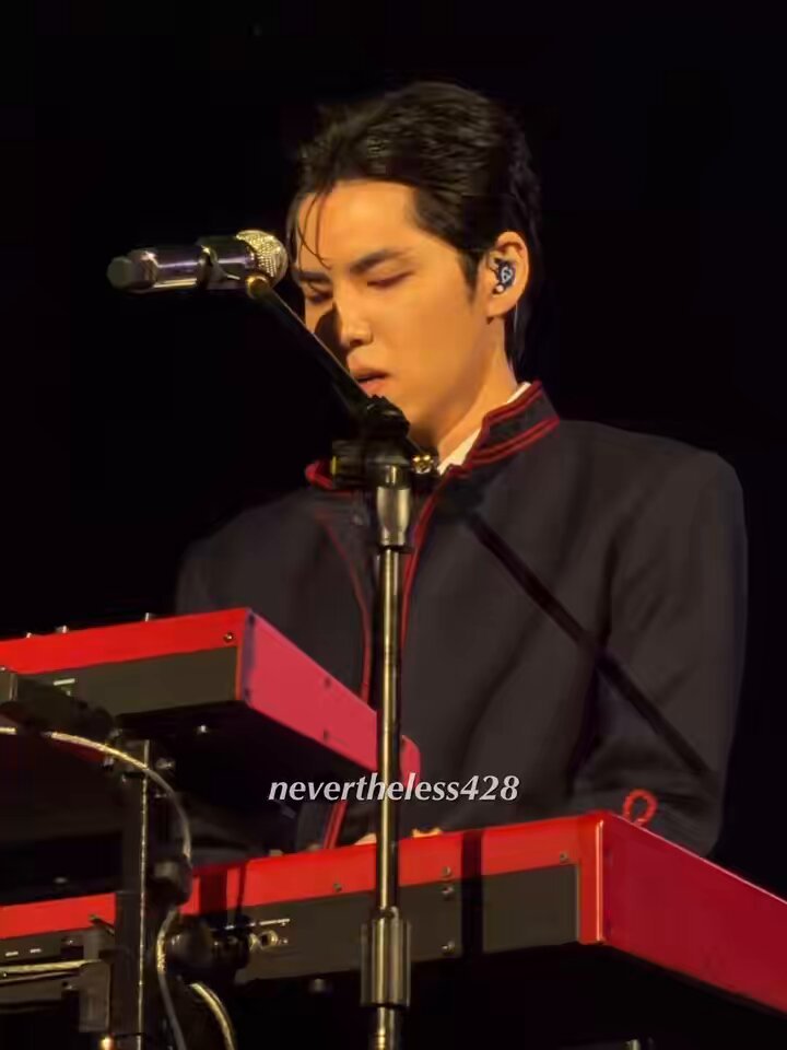 GILA GOKIL BANGET BENERAN GOKIL LU WONPIL! keknya udh berkali-kali yaa gue muji teknik vokal dia, tapi TETEP aja mau muji lagi dan lagi🫵🏻🥹. 3x ganti teknik vokal buat 1 line, 2 tarikan nafas doang. Genius Musician