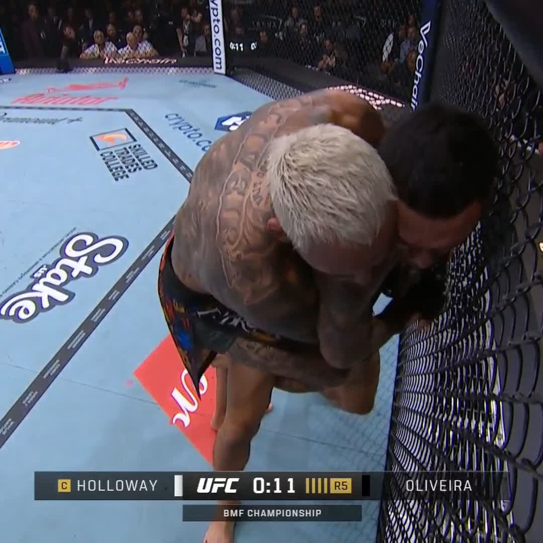 Max Holloway pointed down in the final 10 seconds of the fight, and got caught with a right hand by Charles Oliveira 😬 #UFC326