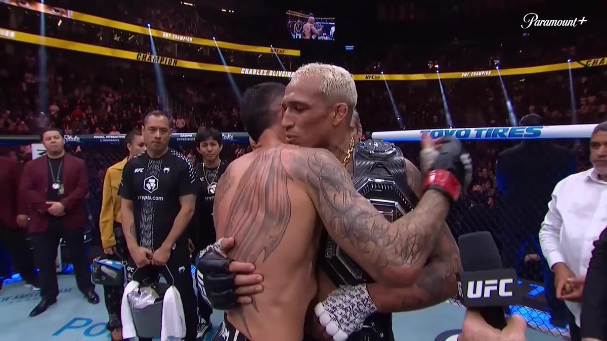 ホロウェイと肩を組んでリスペクトを伝えるオリベイラ🤝 #UFC