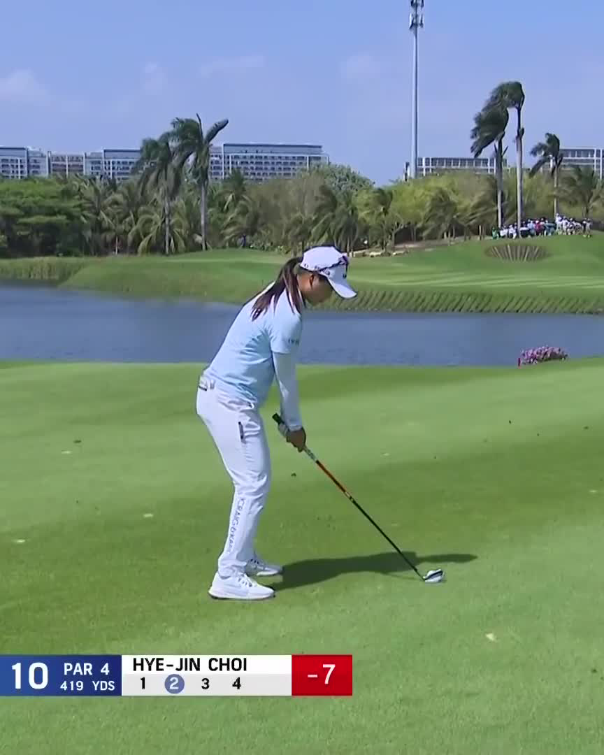 A SECOND hole out from Hye-Jin Choi to tie for the lead 🤯🙌
