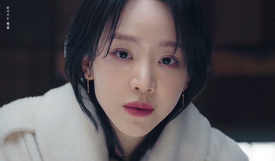 레이디두아 신혜선 분장할 때 일자눈썹을 바꿔보고싶다고 피력해봤는데 안됐고 ㅋㅋ 나중에 같이 또 하면 눈썹 내가 밀게 해줘♡ 하셨다고,, 다른눈썹녜선 궁금하긴하다