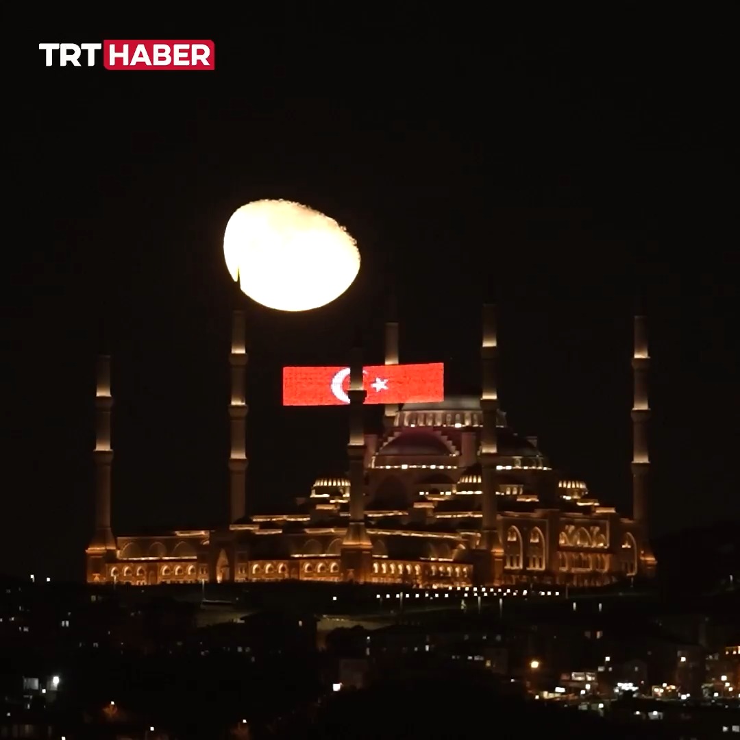 🌔 İstanbul’da Büyük Çamlıca Camii ile 'Küçülen Şişkin Ay'...