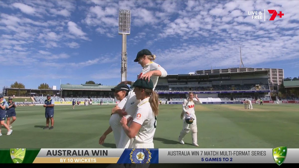 Australian players carrying Alyssa Healy on their shoulders. ❤️