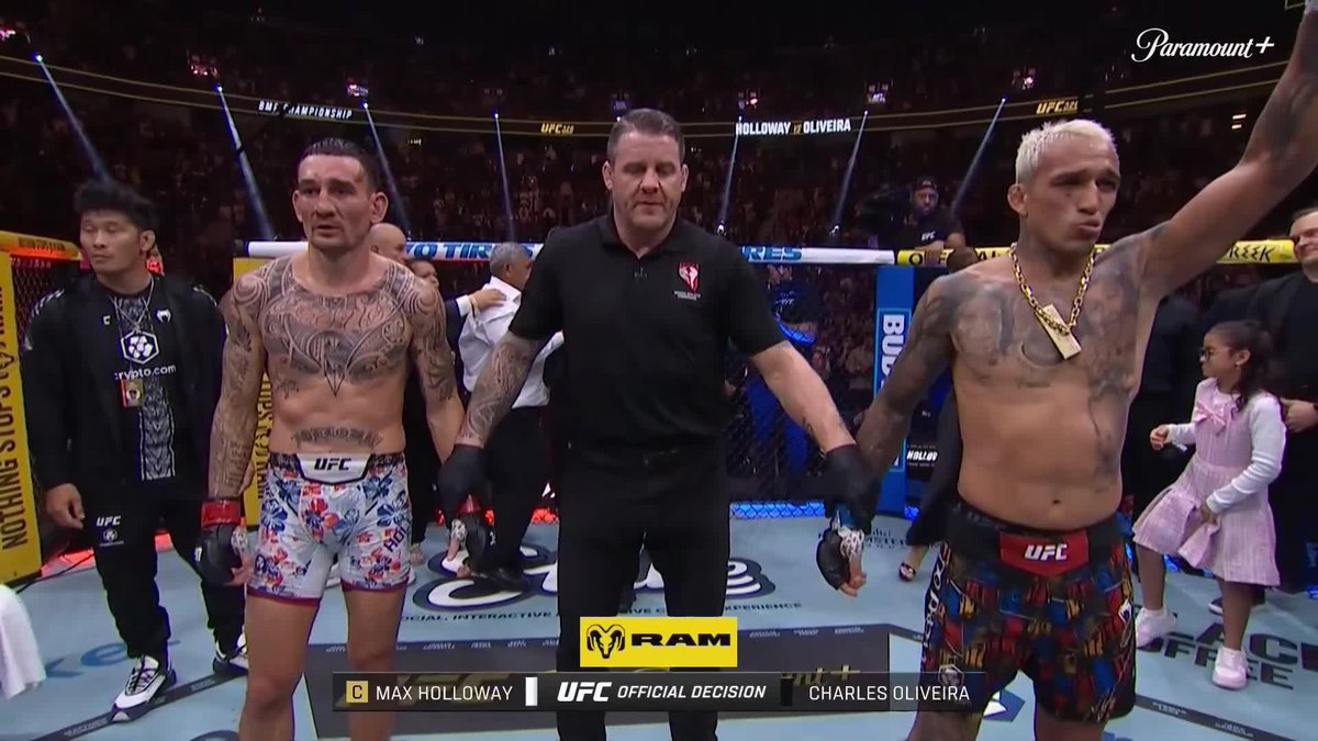 Dans l’euphorie, le père de Charles Oliveira oublie de remettre la ceinture à son fils. 😭❤️ #UFC326