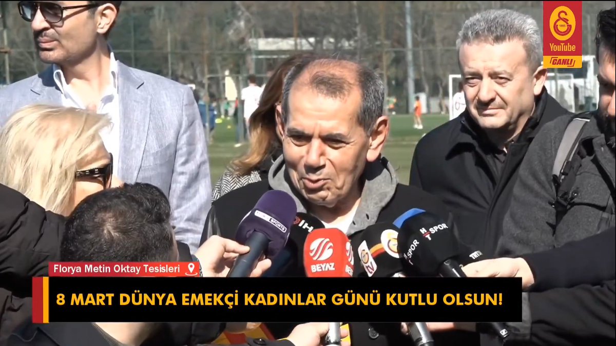 Dursun Özbek: "Tüm kadınların bu güzel günlerini kutluyorum. İnşallah daha barış dolu bir dolu dünyada, kadınlarımız başımızın tacı." Soru: "Bu özel günde Mesude hanıma mesajınız var mı?" Dursun Özbek: "Başımın tacı... Evliliğimizin 52. yılı."