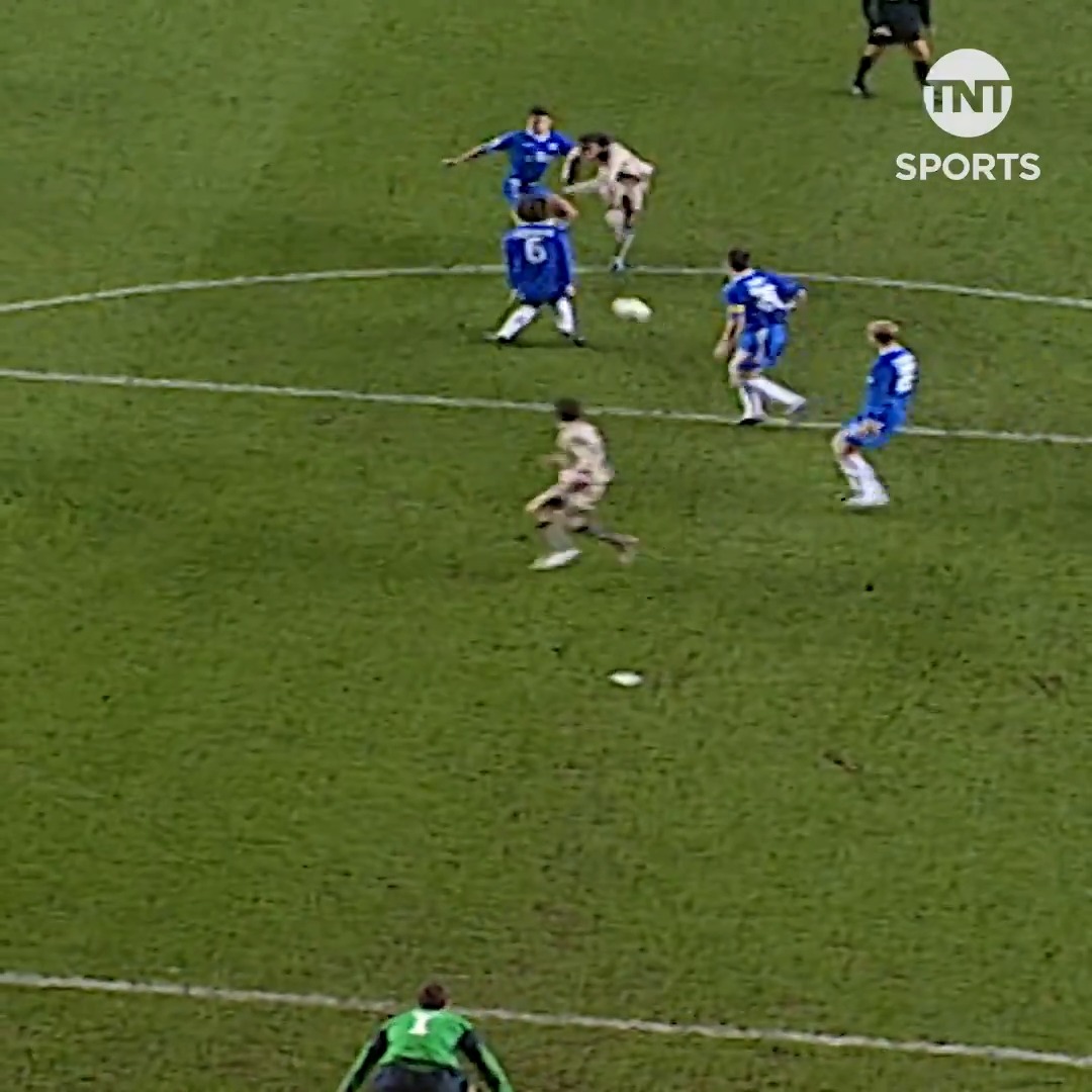 Ronaldinho scored his iconic goal at Stamford Bridge on this day in 2005 😮‍💨