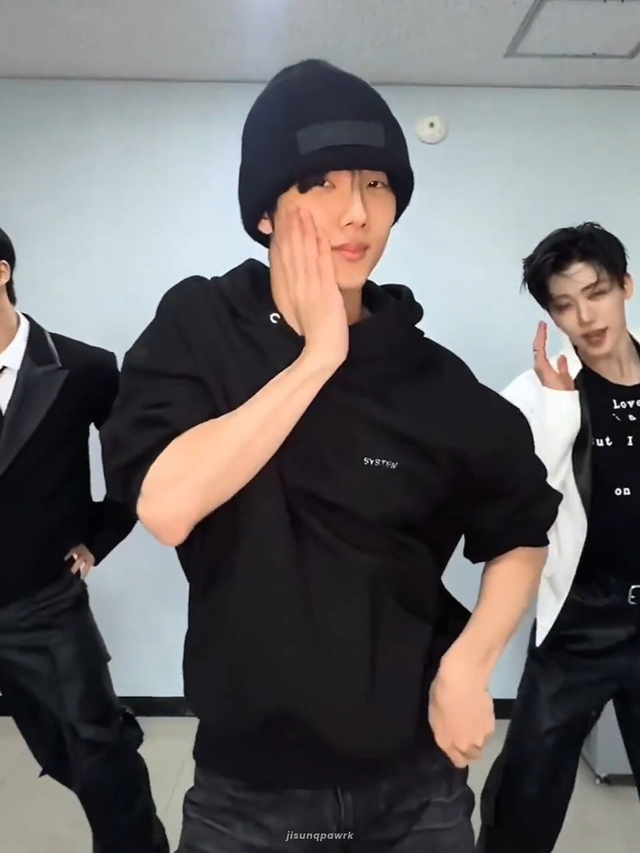 HOW JISUNG LOOKED EXTRA CUTIEFUL HERE AND KEEP AGING BACKWARDS?????