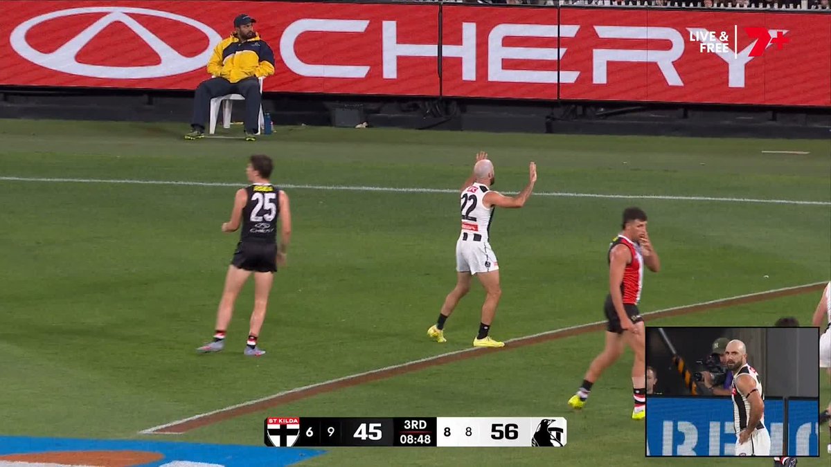 "Collingwood fans can't believe it. They thought the first one should've been holding the ball." 🗣️ Kane Cornes on this #AFLSaintsPies sequence