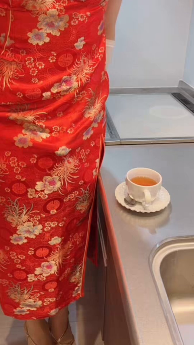 チャイナドレスって着ているだけでドキドキしちゃいますね💓 深いスリットからパンスト脚チラ見せ、セクシーすぎる✨ ゆうとまったり食後のティータイムはいかがですか？🥰✨ 愛情たっぷり特別な隠し味も入れちゃいますね🫶💕 ゆうも少しだけ味見しちゃった🤭 うん、甘くてしょっぱくてクセになる味😋💕