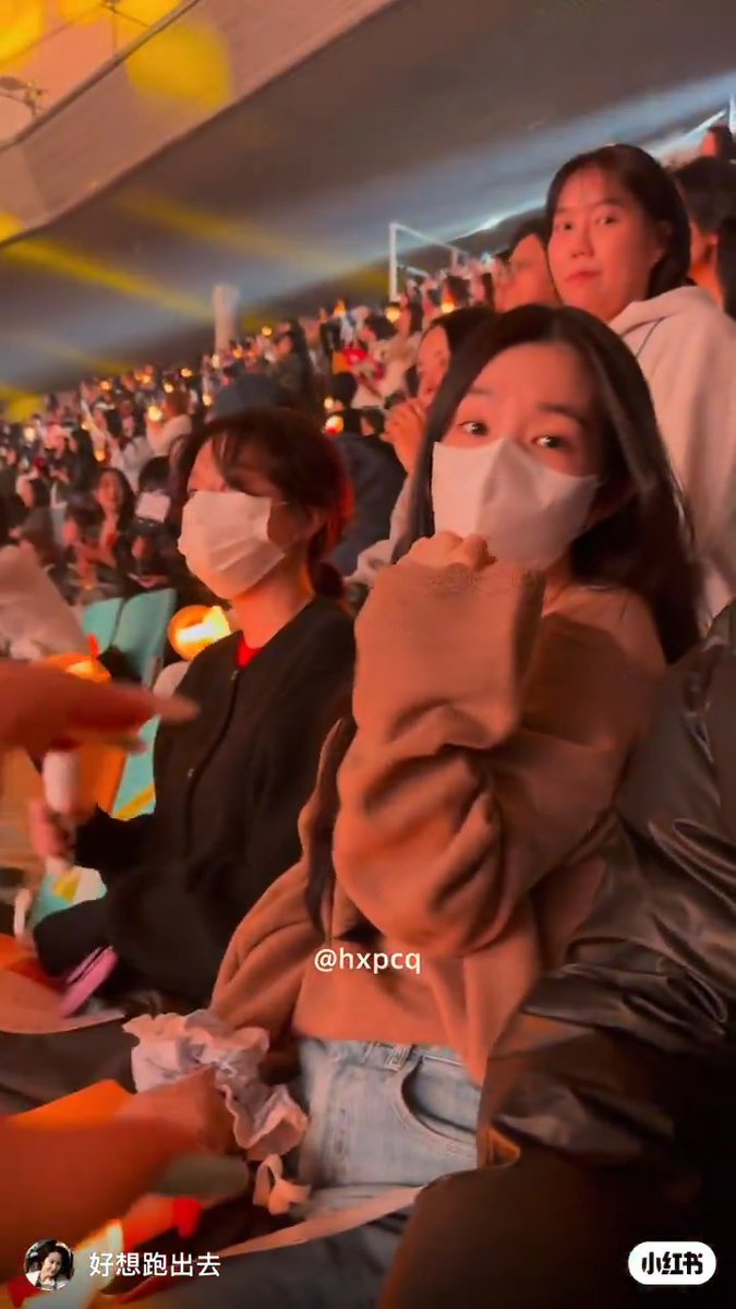 so funny that this is irene a year later, wearing the same off shoulder, also attending a concert but with seulgi this time 🤣🤭🤭