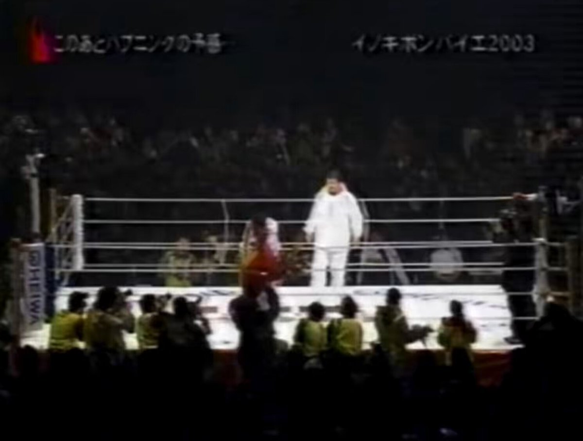 2003年12月31日 神戸ウィングスタジアム アントニオ猪木 vs 藤波辰爾 藤波さんの引退が予定されていた時期で、師匠である猪木さんが『お疲れ様』の意味で花束を渡すのですが、何故かエキシビジョンに発展してしまい、猪木さんが絞め落とされてしまいました。 #アントニオ猪木 #藤波辰爾 #プロレス
