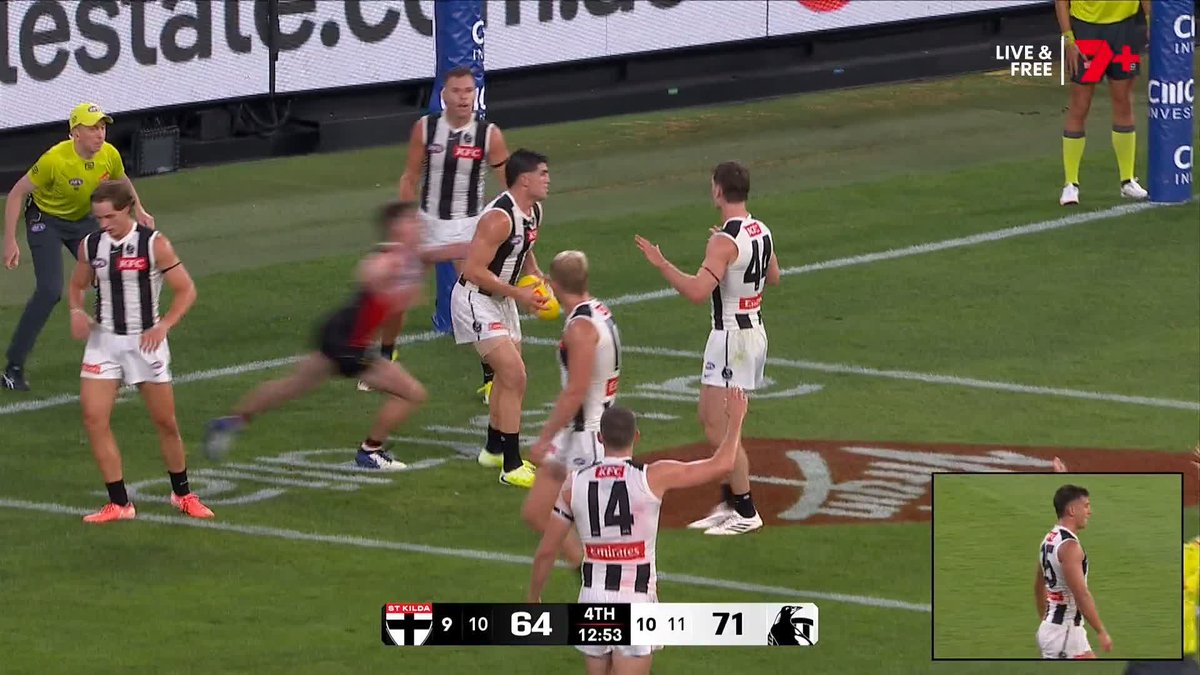 how is this not holding the ball? Has the umpire made A Bad decision? #AFLSaintsPies