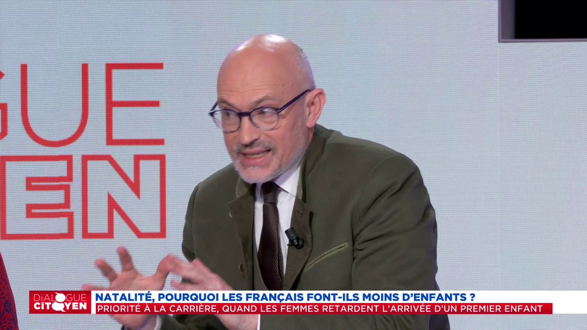 "S'il y a un problème de natalité et que les gens deviennent débiles c'est à cause des écrans et des réseaux sociaux." Quelle est son excuse à lui ?