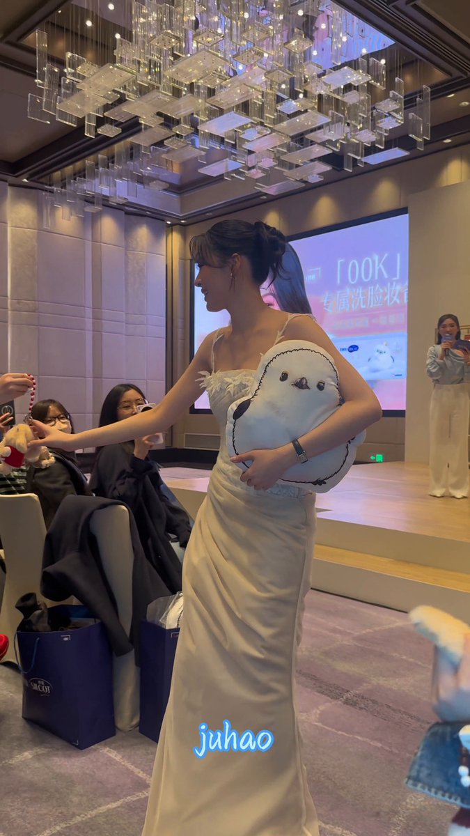 Ling complained that the Goldie CK underwear was too small, and a fan said they’d buy her a bigger one later SILCOT X LINGLING KWONG #SpringLingSilcotShanghaiMeet #LinglingKwong
