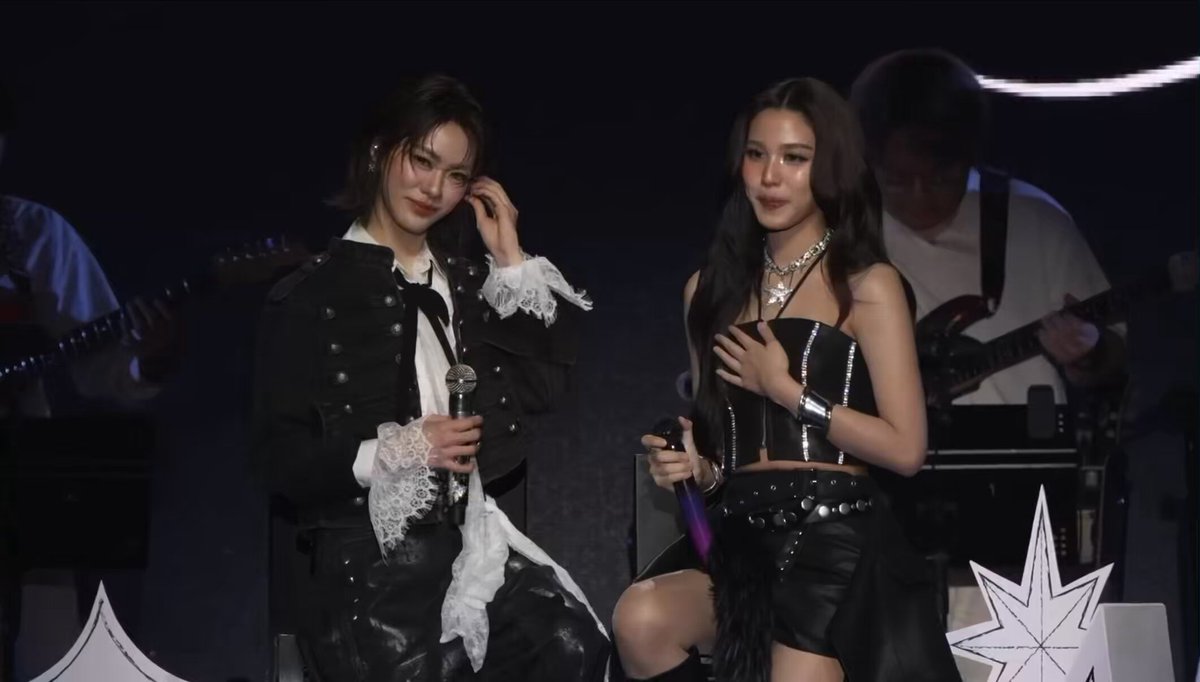 ให้เลย สเตจคู่ แต่เป็นเพลงที่บอนนี่เลือกให้พี่มี่ เป็นเพลงที่ร้องยากมากกก แต่เอมี่บอนนี่ทำได้อะ ร้องยังไงให้เป็นเพลงรักวะ หน้าพี่มี่คือภูมิใจตอนบอนนี่ไฮโน๊ตมาก ไฮโน๊ตสุดเสียงมากก กุให้เลยยย เก่งว่ะ ANY LOVE EMIBONNIE SESSION D2 #EmiBonnieLoveSessionD2