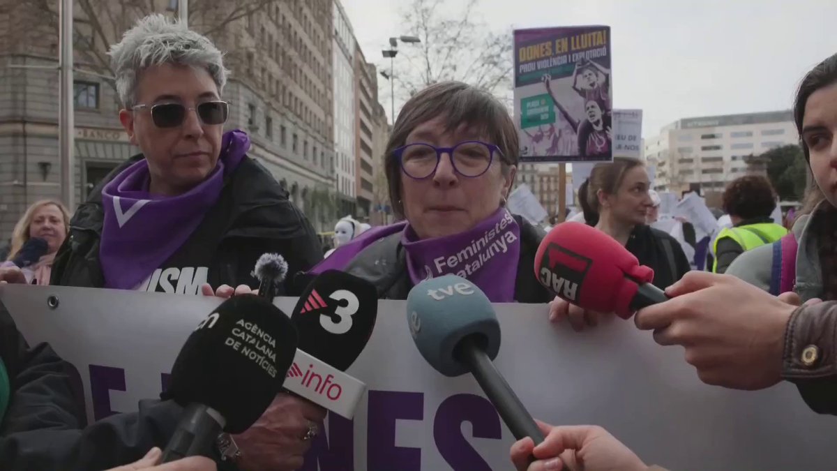 🟣 #8Mrtve | La manifestació alternativa pel 8-M defensen anar separades de la convocatòria unitària. 🗣️ "Defensem el dret a no ser prostituïdes i el dret als nostres espais propis, que no hi hagi homes" | Feministes de Catalunya