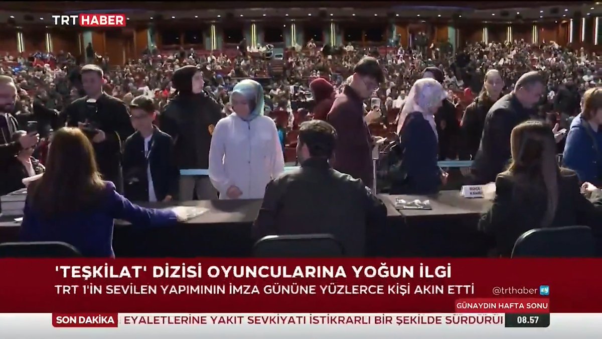 'Külliye'de Ramazan' etkinlikleri kapsamında TRT 1'in sevilen dizisi Teşkilat'ın oyuncuları, hayranları ile buluştu. Yüzlerce kişi, imza günü için Cumhurbaşkanlığı Millet Kongre ve Kültür Merkezi'ne akın etti.