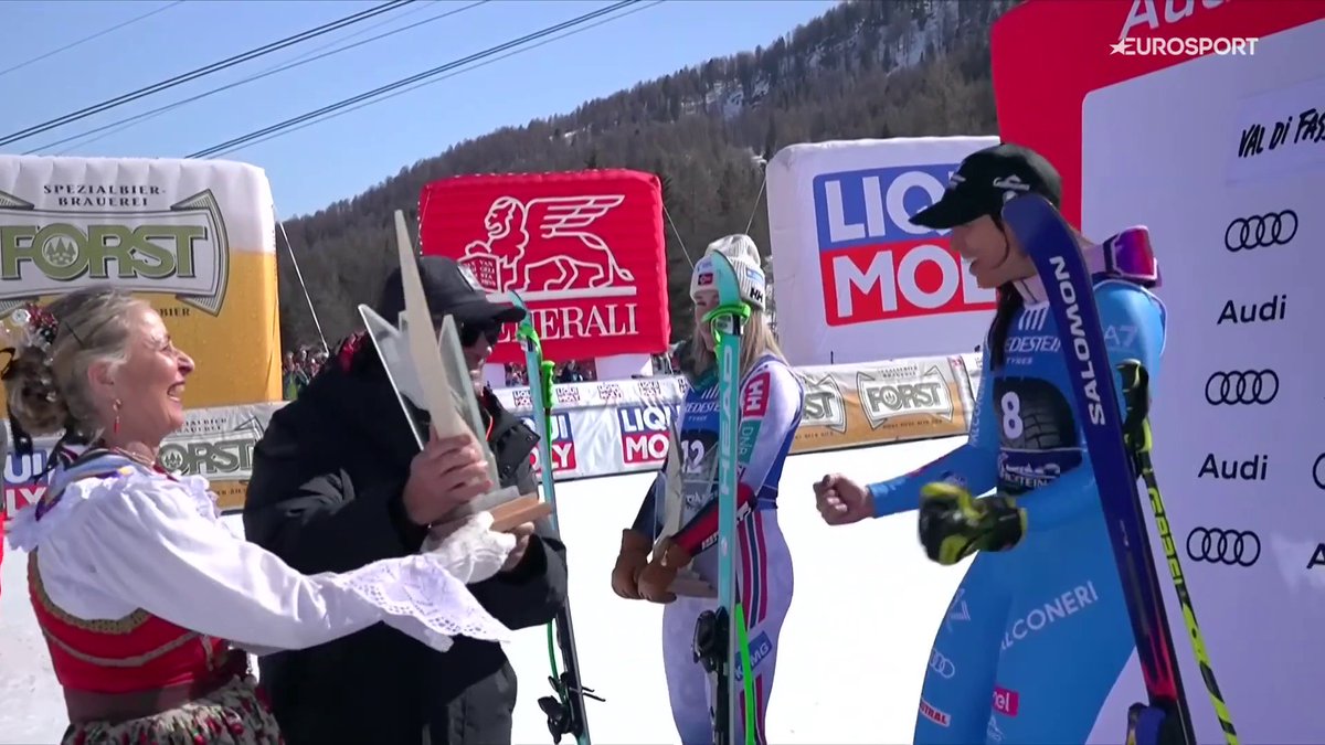 Alberto Tomba premia Elena Curtoni 😍😍😍