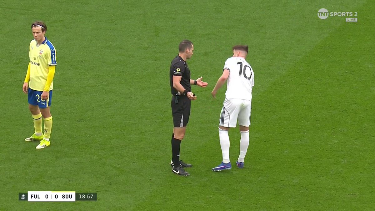 A bizarre moment as Fulham think they've scored, but the referee had already blown his whistle 😲 📺 TNT Sports &amp; discovery+ UK
