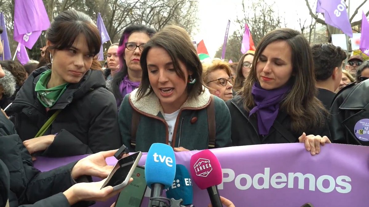 Pese a la enorme violencia política que se ejerce contra las mujeres feministas, no vamos a abandonar el espacio público porque precisamente al fascismo lo paramos nosotras. El peligro son ellos, nosotras estamos aquí para construir un mundo mejor. #8M 🎥 Irene Montero
