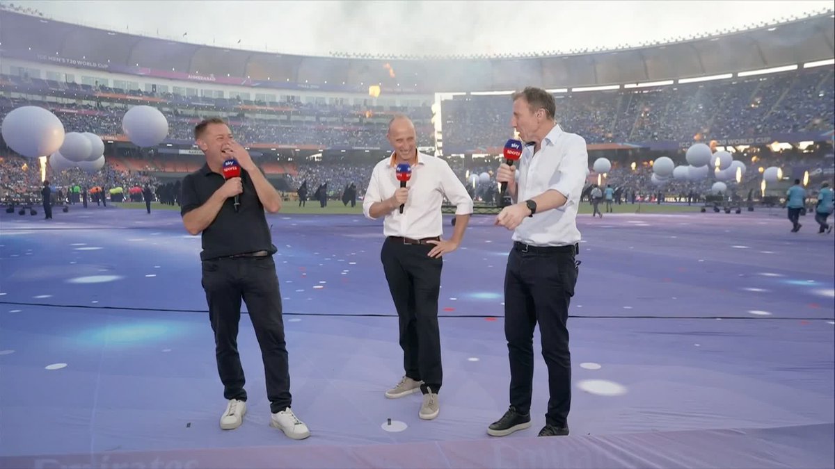 "I thought it was Simon Doull" 🤣 Michael Atherton reacts to Ricky Martin's performance ahead of the T20 World Cup final 🎶